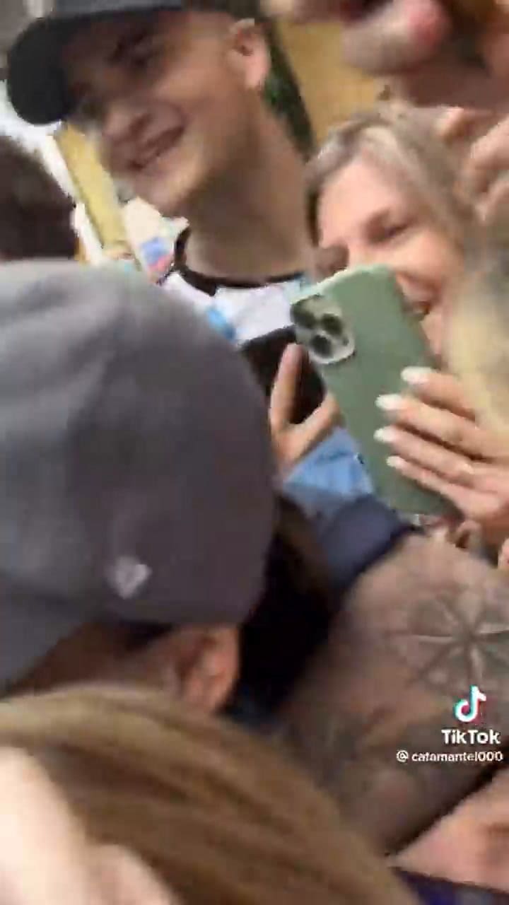 A horas de la Navidad, Rodrigo De Paul y Tini Stoessel revolucionaron un shopping