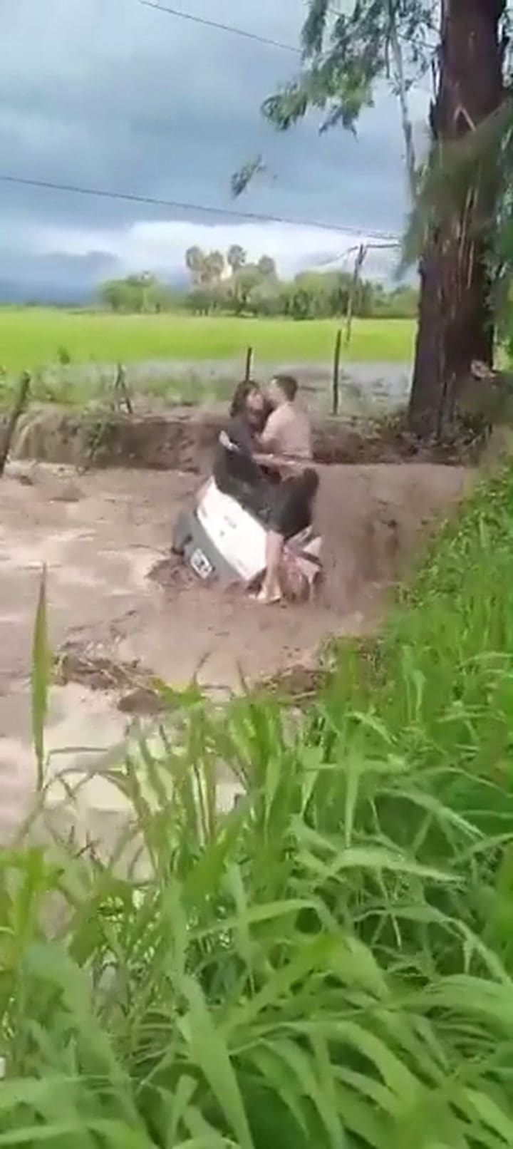 Uno de los autos atrapados en medio de la inundación