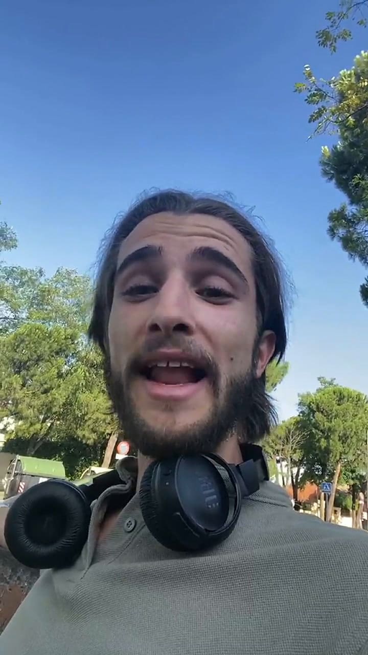 Un tiktoker mostró cómo fue sustituir el shampoo para lavarse el pelo
