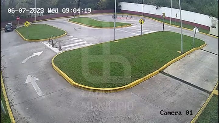 Así fue el momento en el que la mujer chocó haciendo la prueba de manejo