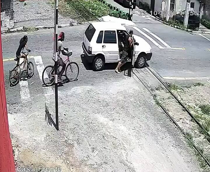 Un auto queda parado en las vías y el tren pasa y lo arrolla