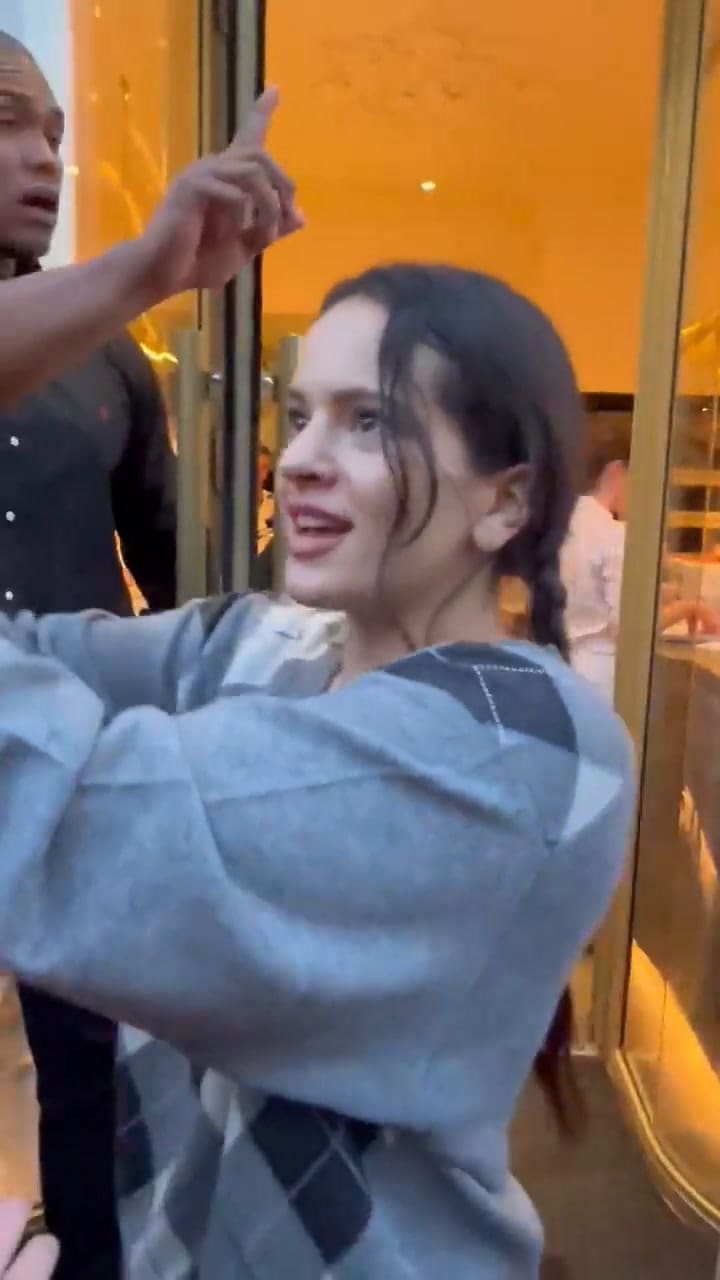 Rosalía reparte la torta de su cumpleaños