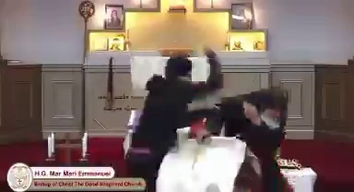 El momento en que un hombre ataca a puñaladas a un cura y a fieles durante una misa en Sídney