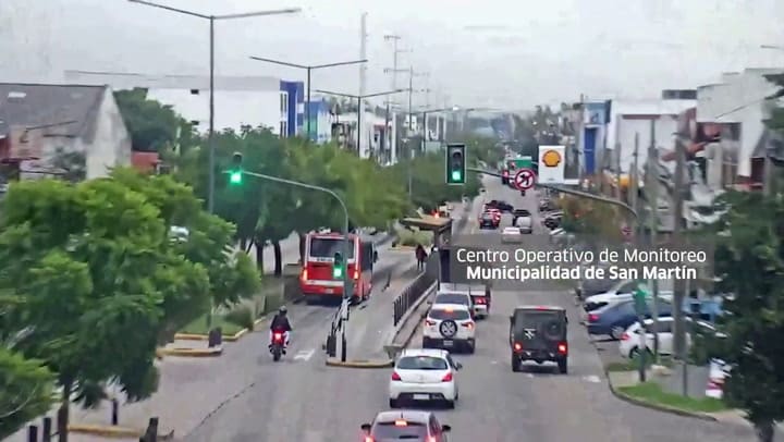 Dos motochorros escapaban de la policía y chocaron contra un micro escolar