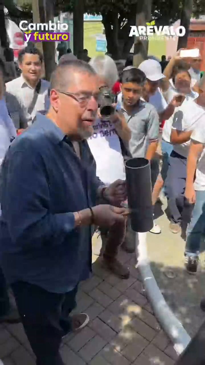 Bernardo Arévalo hace música durante un mitin