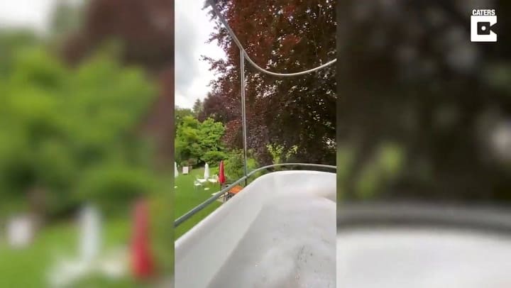 La extraña bañera que se desliza al balcón para disfrutar de la vista