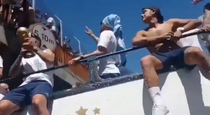 Otra toma de la caída de los dos hinchas al colectivo de la selección nacional