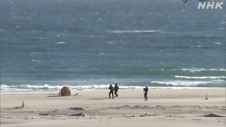 Apareció una extraña bola metálica en una playa de Japón