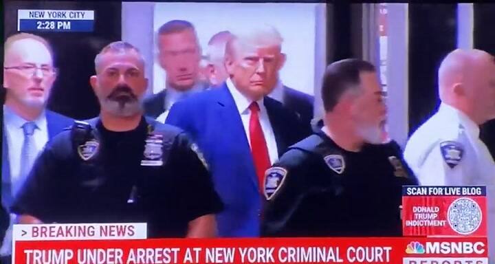 Donald Trump a su salida de la sala de audiencias, luego de ser acusado penalmente en Nueva York