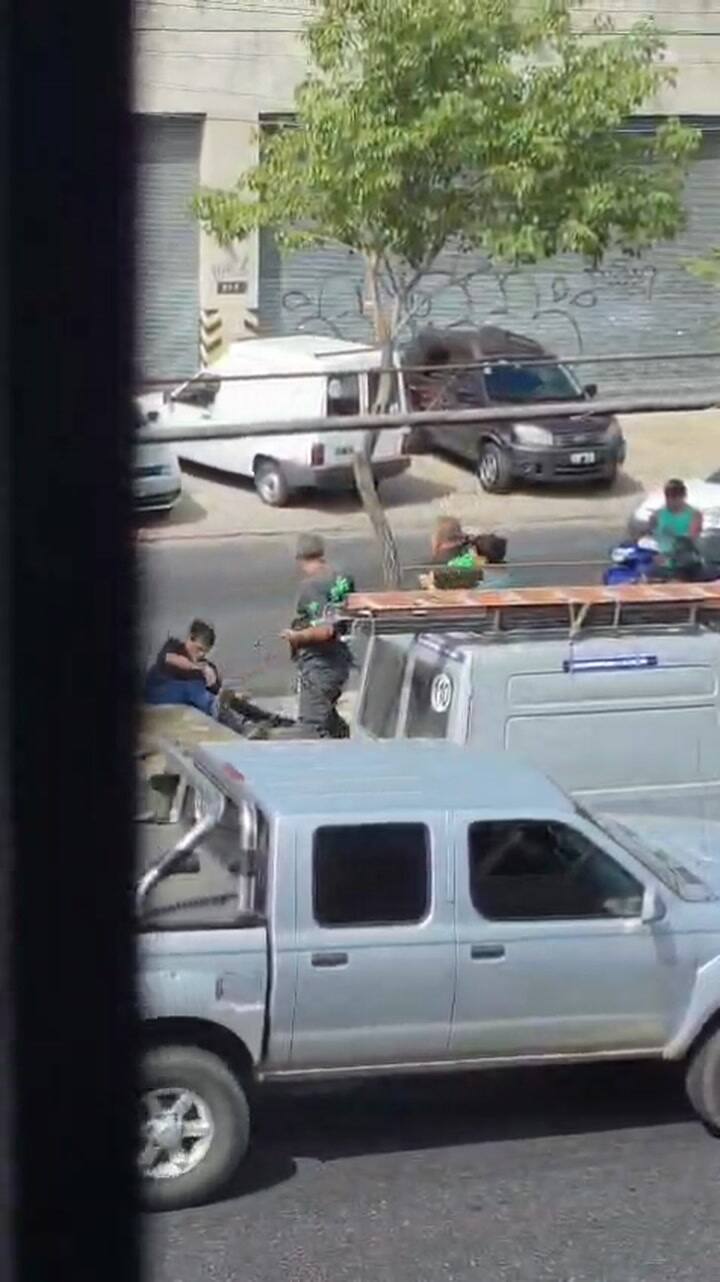 El hombre fue agredido cuando estaba tirado en el piso