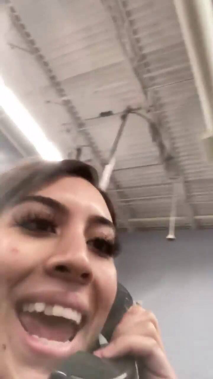 Renunció por altavoz con fuertes acusaciones a la empresa, sus jefes y colegas