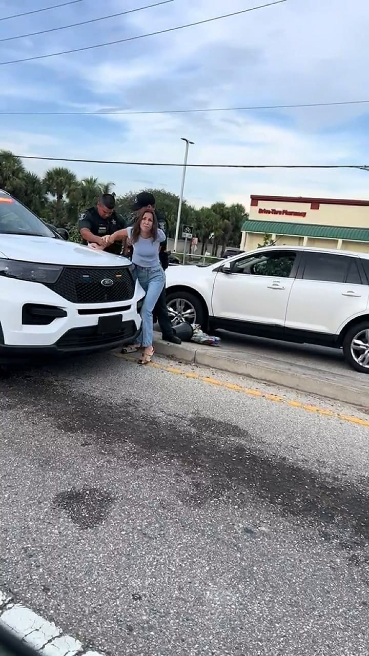 Mujer es detenida por intentar ayudar a una vendedora de flores