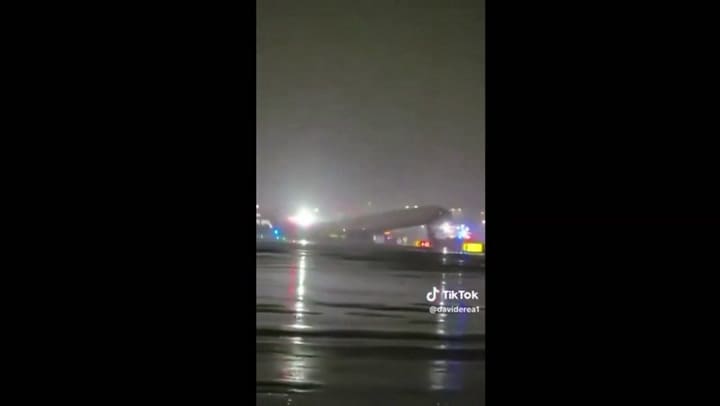 Así quedó el Air Canada que se estrelló contra un camión de bomberos en una pista de Estados Unidos