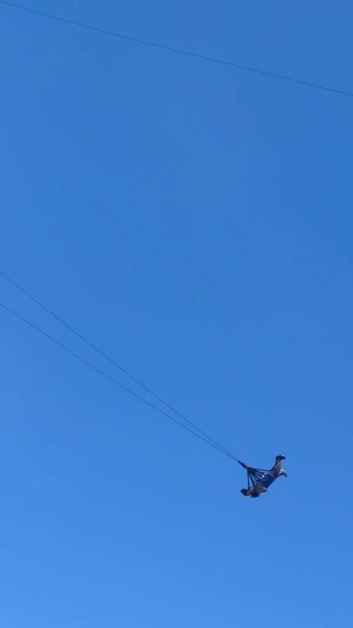 El hijo de Jimena Barón cumplió 10 años y lo festejó a lo grande en un parque de diversiones: cuál fue la consigna de la cantante para no perder a los niños