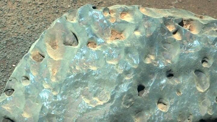 ¿Qué pasa con esta extraña roca verde en Marte?
