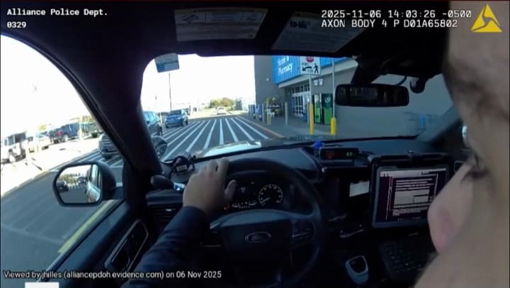 Hombre montado en un toro causa pánico en Walmart de Ohio