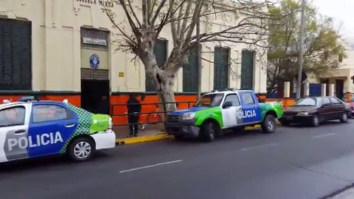 Se incendió la Escuela Provincial N 1 en Berazategui - Fuente: Twitter