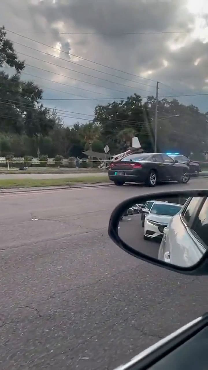 Avioneta hace un impactante aterrizaje sobre una carretera en Orlando