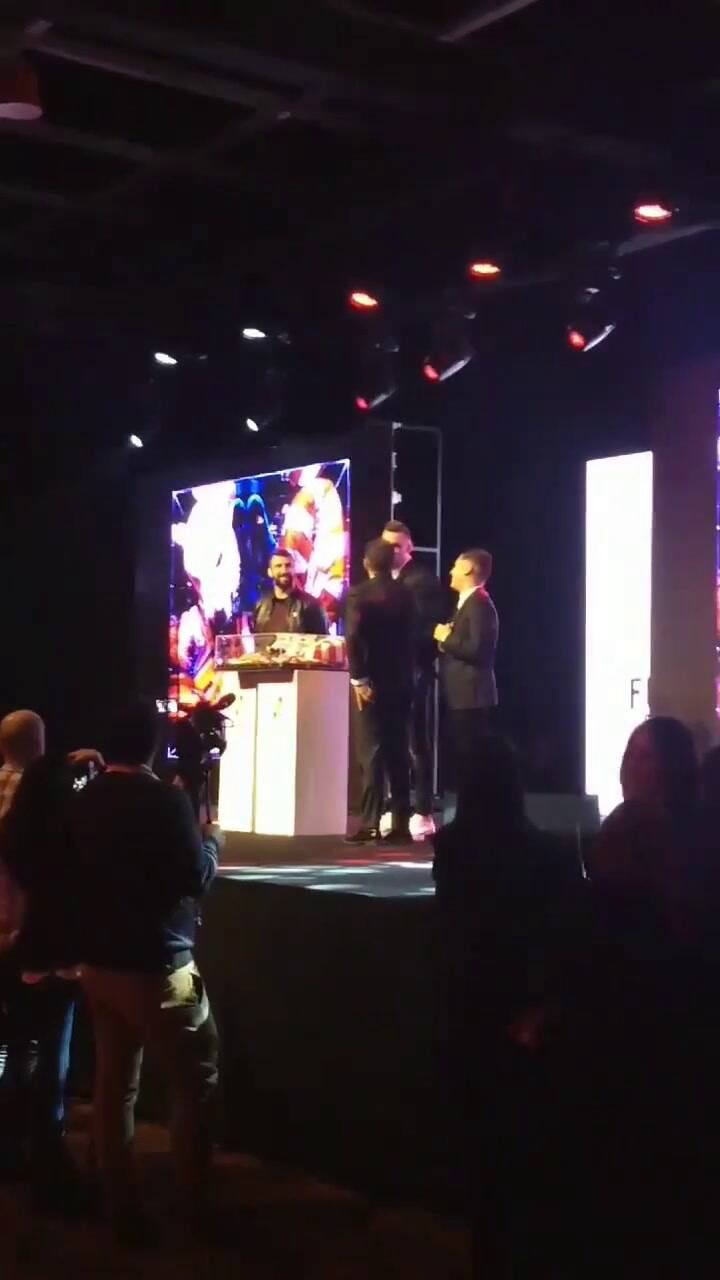 La broma de Armani a Juanfer Quintero en la Cena Solidaria de River - Crédito: @juanbalbi9