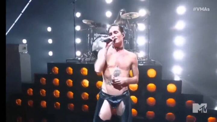 Fanáticos de Maneskin reclaman censura de MTV en los VMAs