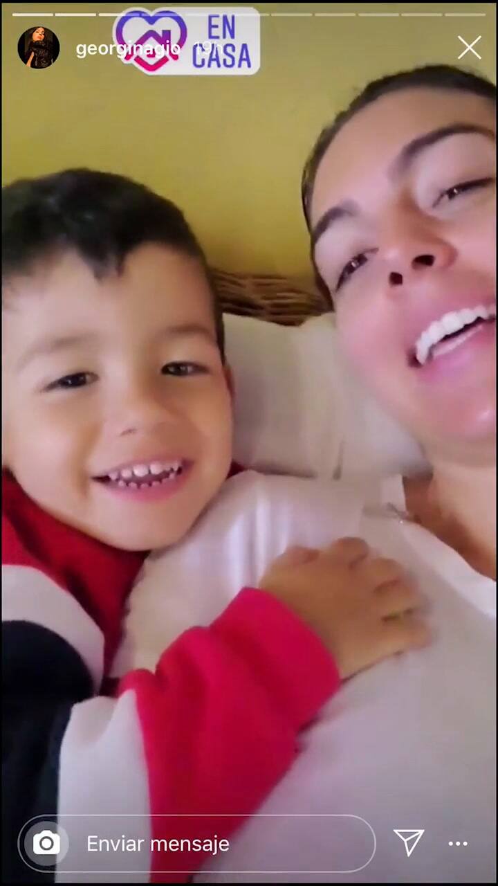 Georgina, la novia de Cristiano, con sus hijos