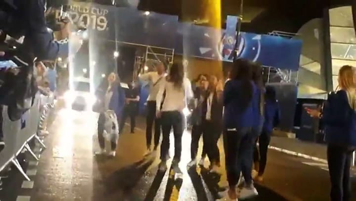 El equipo cantó con el publico tras el empate con Escocia