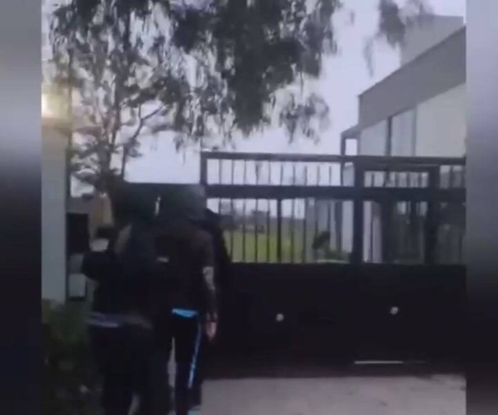 Un hombre en La Plata encontró varias armas escondidas en su casa