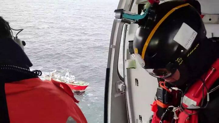 Así evacuó prefectura a un tripulante enfermo de gravedad de un buque pesquero en el Mar Argentino