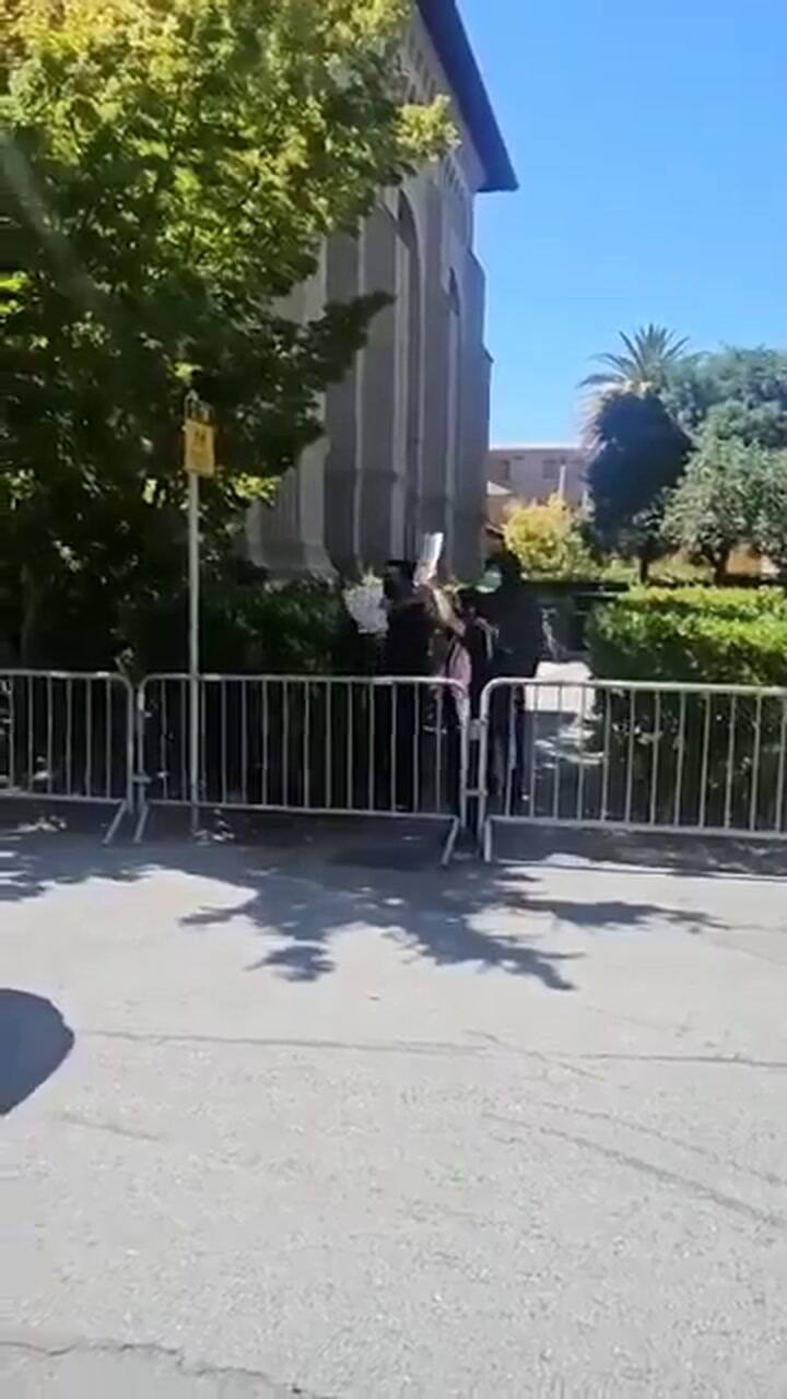 Milei se acerca a un grupo de manifestantes que le gritan fascistas