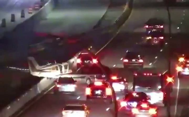 Avión monomotor chocó con un auto al estacionar - Fuente: Twitter