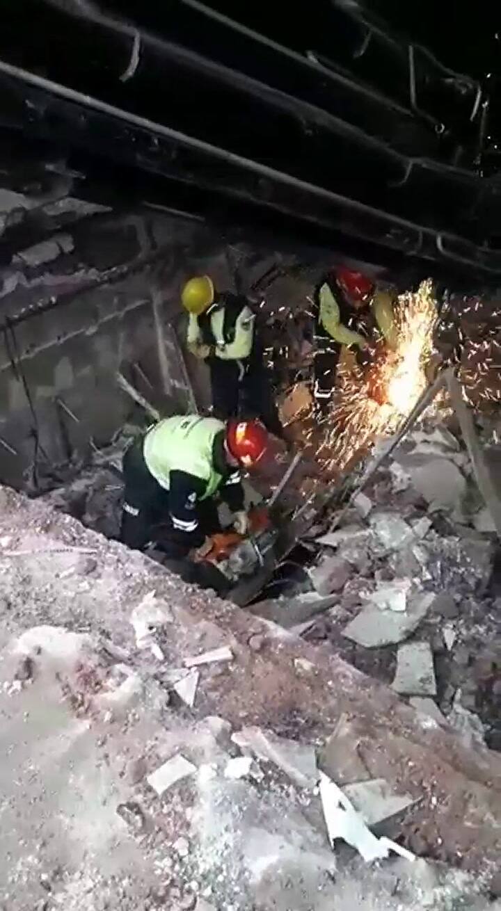 Los bombreos trabajan en la perfumería que se incendió en calle Corrientes