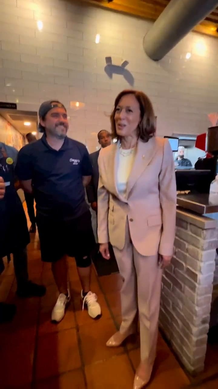 Kamala Harris visita un restaurante de arepas en Miami