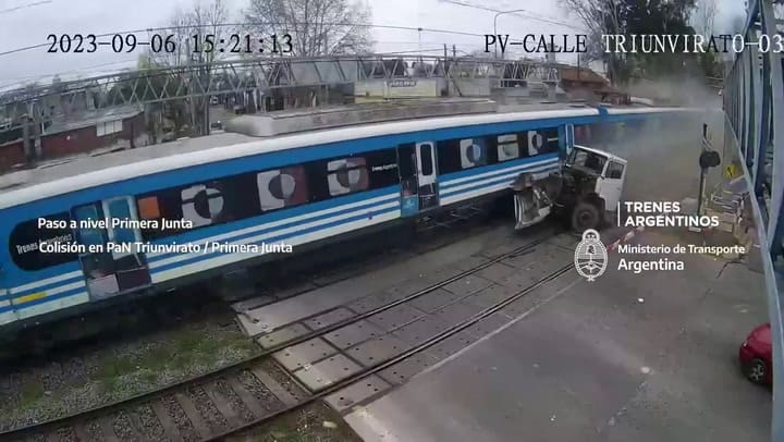 Así chocó un tren de la línea Roca a un camión que pasó con la barrera baja