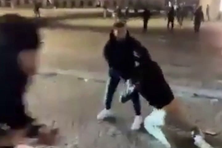 Hinchas de un equipo israelí atacados en Holanda GIF