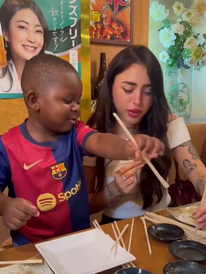 Nicki Nicole junto a Kayne, el hermano de tres años de Lamine Yamal