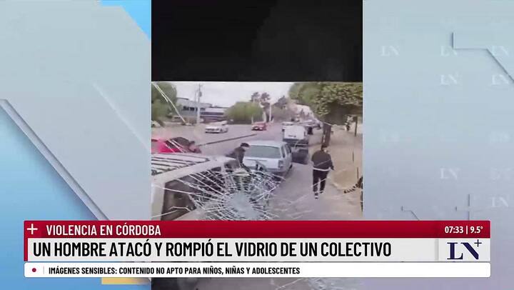 Violencia en Córdoba: un hombre atacó y rompió el vidrio de un colectivo