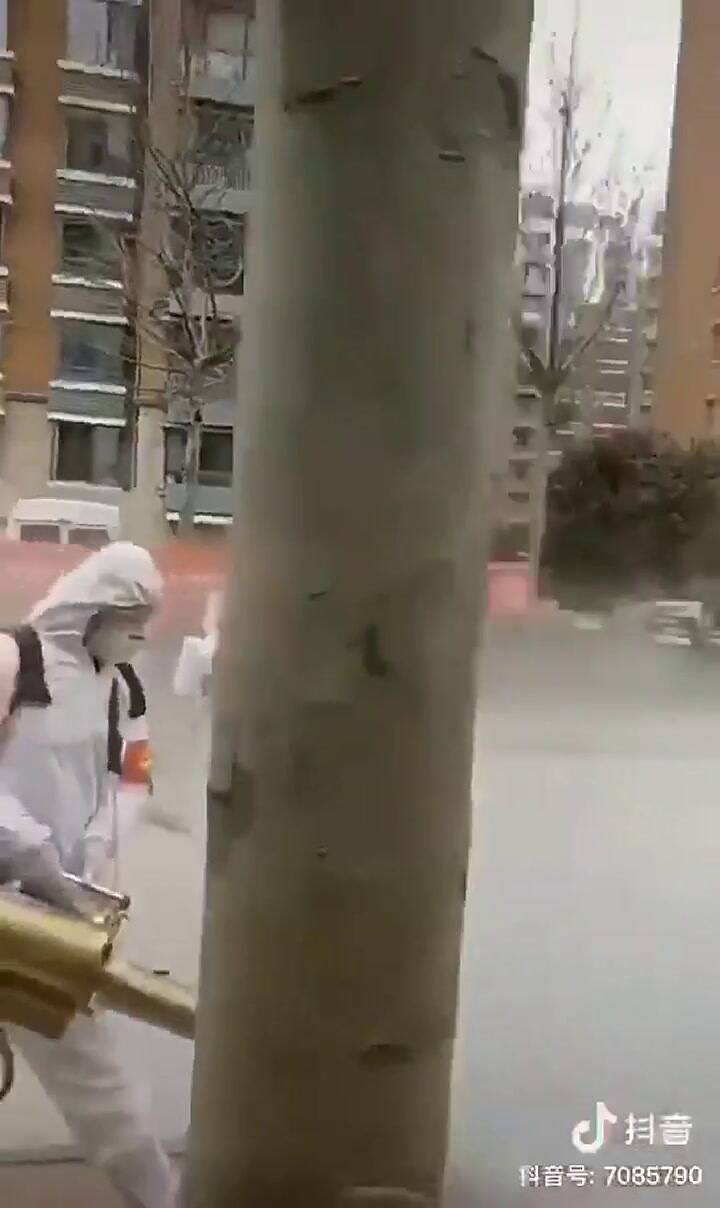 Así desinfectan las calles en China