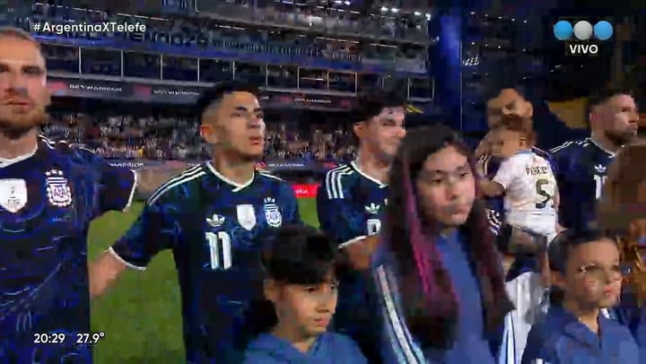 Julián Álvarez con su hijo en La Bombonera