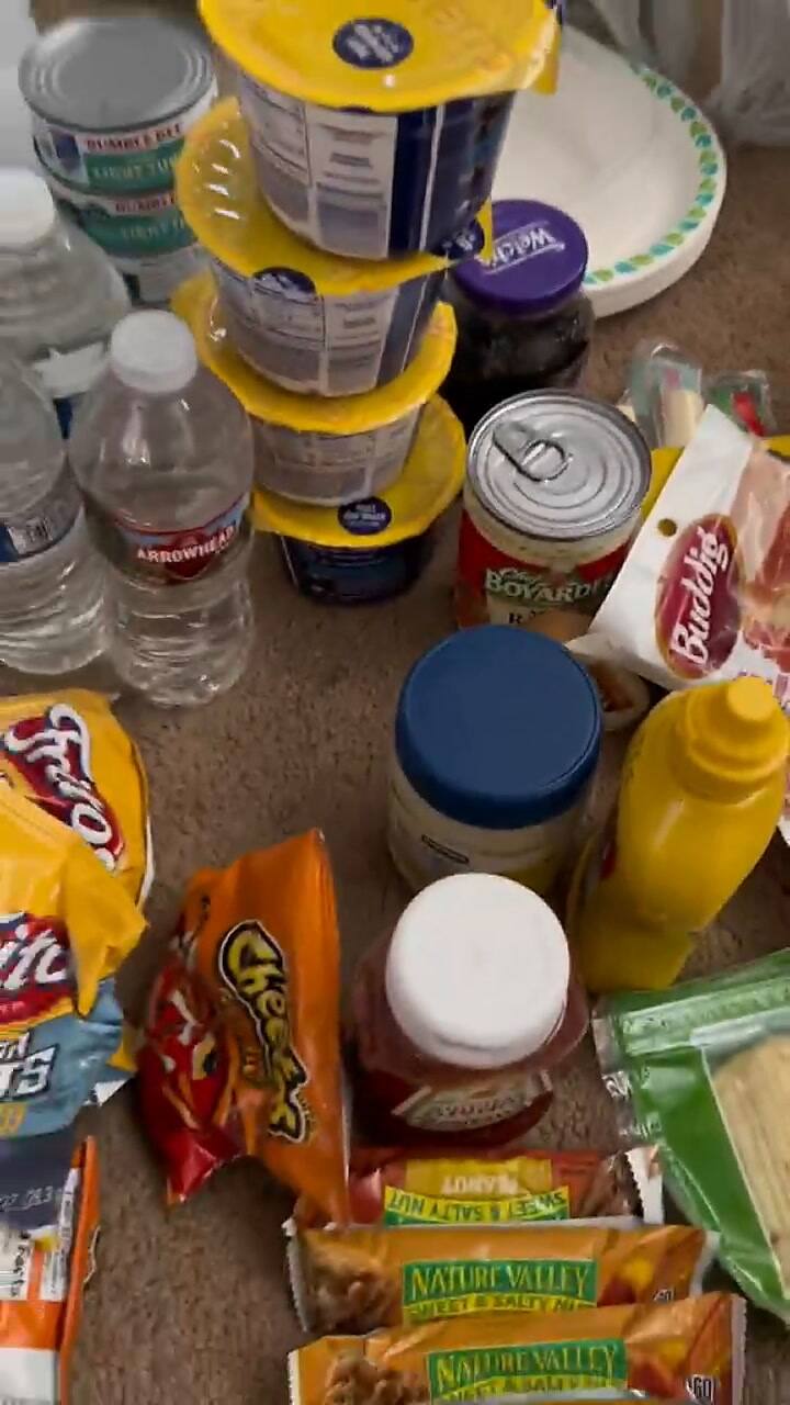 La trabajadora del hotel logró completar una despensa con todos los artículos olvidados