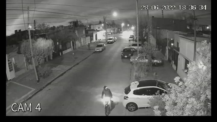 Motochorros asaltaron a una mujer y a sus hijos: los salvó el grito de un vecino