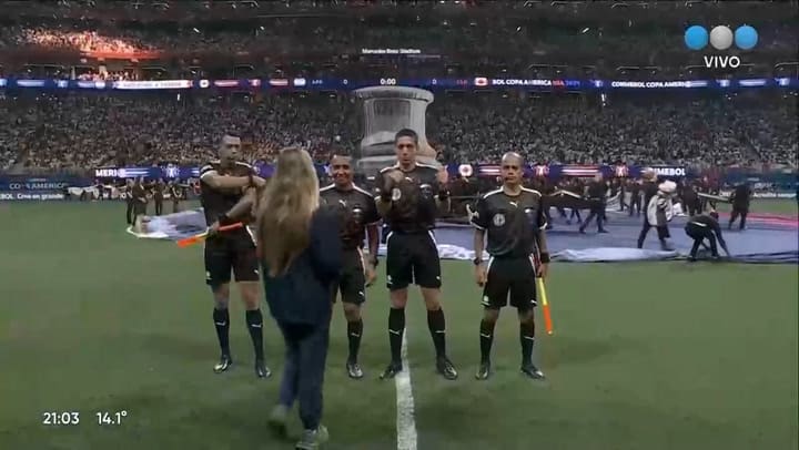 Messi saludo a Morena Beltran con un beso