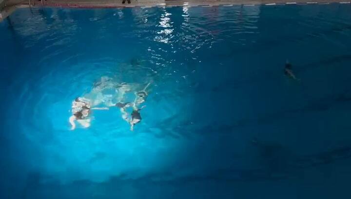 Backstage de las fotografías subacuáticas que tomó la nadadora olímpica Delfina Pignatiello en su nueva faceta artística