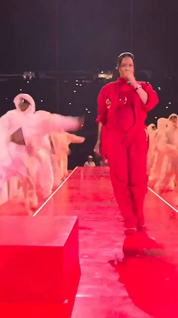 Rihanna se convirtió en la primera embarazada en actuar en el show del medio tiempo del Super Bowl