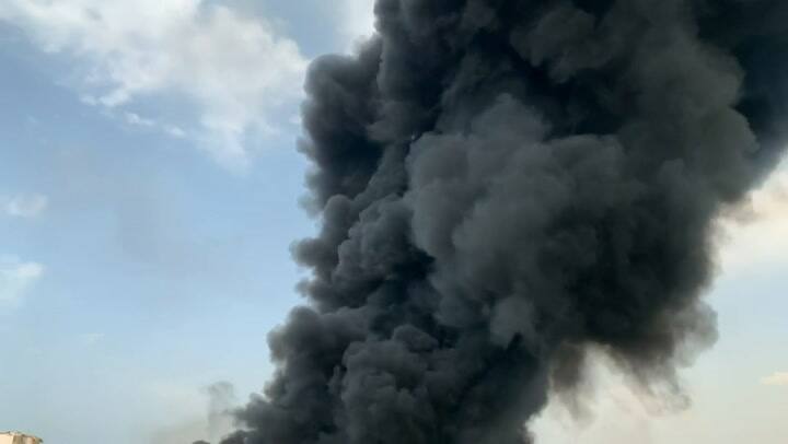 Gran incendio en el puerto de Beirut, semanas después de la devastadora explosión - Fuente: AFP