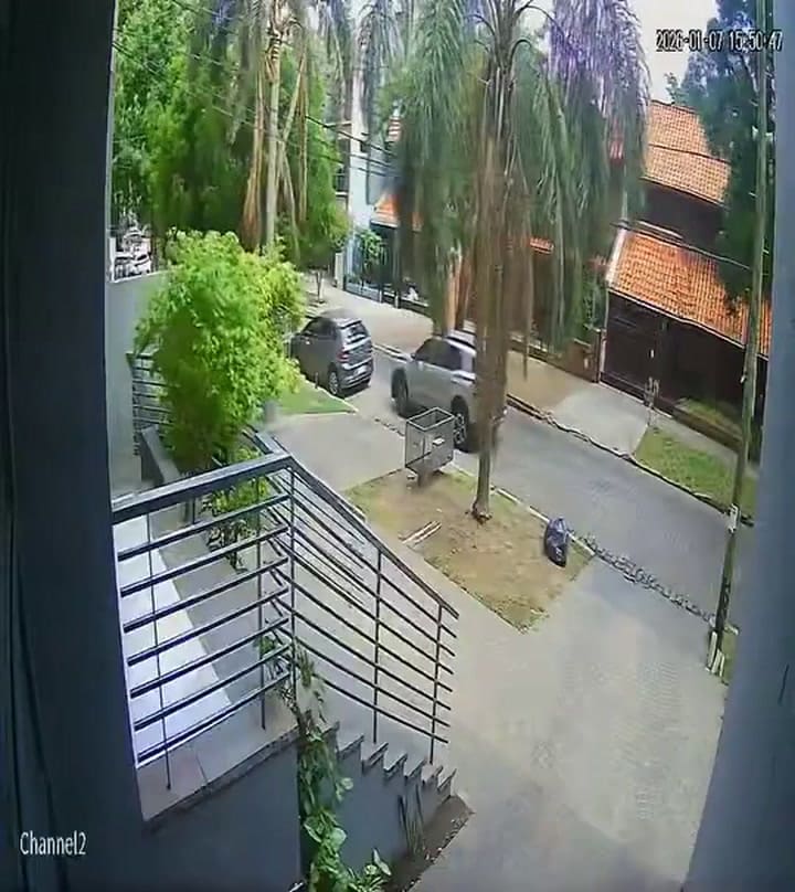 Disparos y golpes en Lomas de Zamora: cuatro delincuentes robaron un SUV a una pareja de adultos mayores