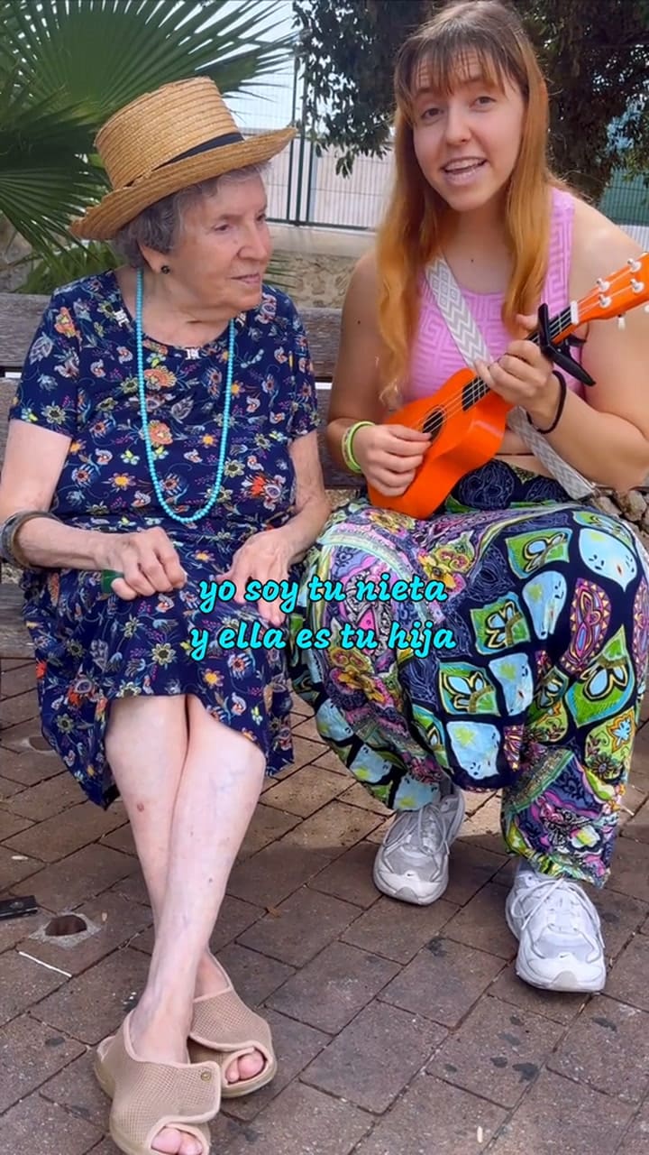 El emotivo video de una joven cantándole a su abuela con Alzheimer