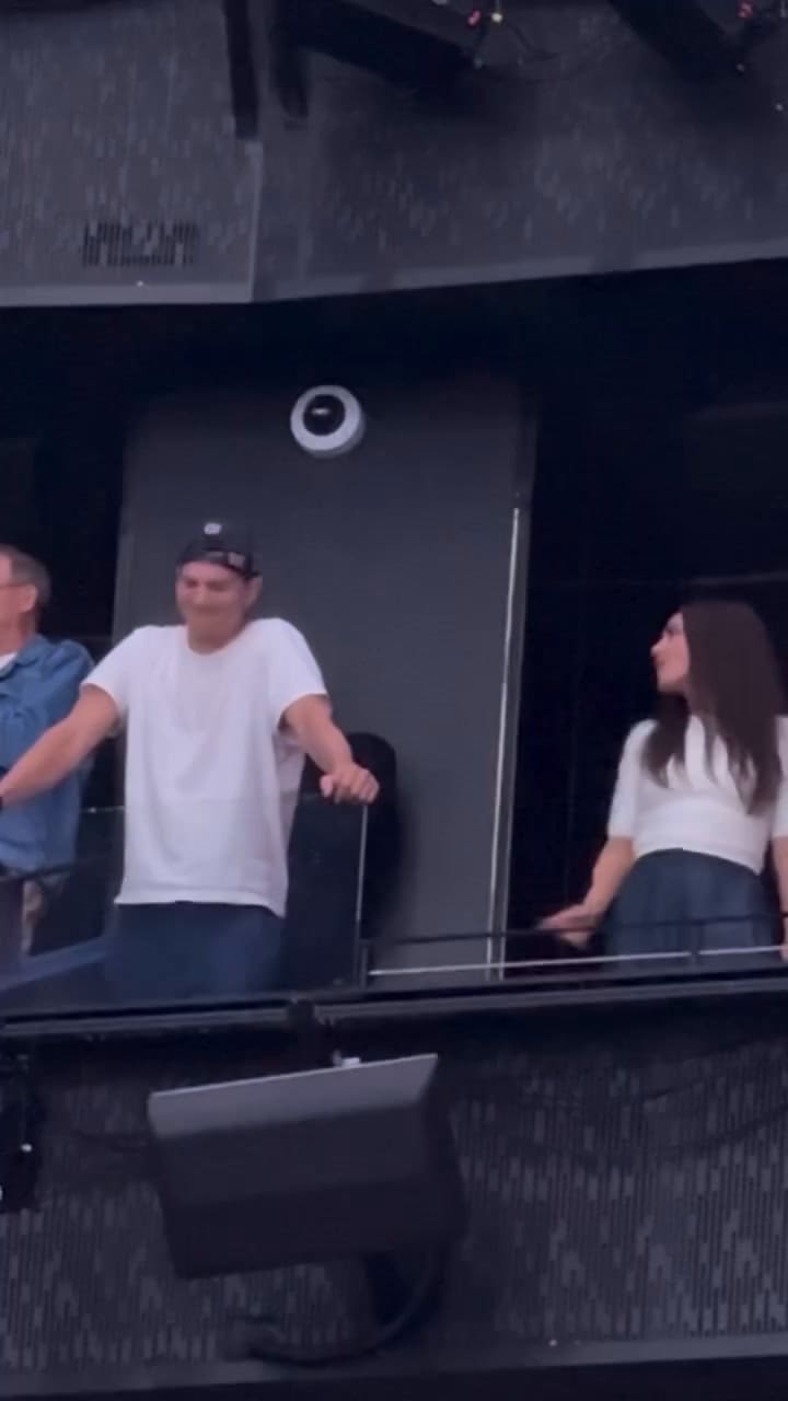 La coreografía que armaron Ashton Kutcher y Mila Kunis en un recital de Backstreet Boys