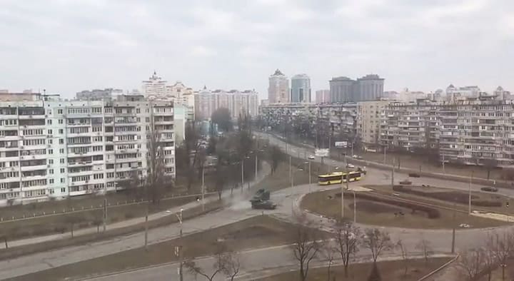 Videos subidos a las redes sociales muestran tanques presuntamente rusos en el distrito de Obolon