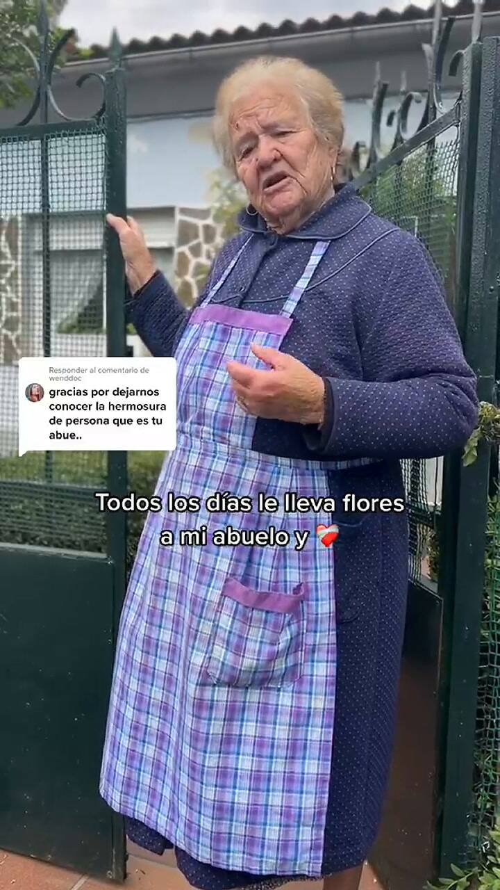 Todos los días le lleva flores a su esposo fallecido