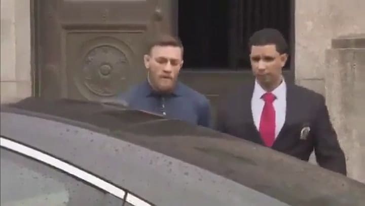 Conor McGregor salió esposado de la estación de policía de Nueva York